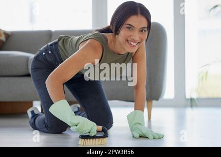 Glückliche Frau, Reinigungsservice und Schrubben im Wohnzimmer, Boden und Bürste in Lounge, Haus oder Apartment. Frühjahrsputz, Kehrmaschine und Housekeeping o Stockfoto