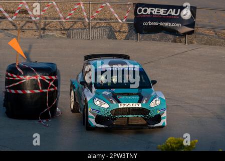 Mike English, ein Rennen der Ford Fiesta Rally 2, das an der Corbeau Seats Rallye am Meer in Clacton on Sea, Essex, Großbritannien teilnimmt. Mitfahrer Simon Hunter Stockfoto