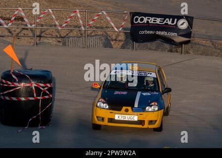 Bridge Carey tritt gegen einen Renault Clio an, der an der Corbeau Seats Rallye am Meer in Clacton on Sea, Essex, Großbritannien teilnimmt Stockfoto