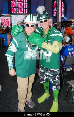 Fans der New York Jets posieren für ein Foto während des NFL Draft 2023 Thursday Day 1 am 27. April 2023 in der Union Station in Kansas City, MO. (Max Siker / Bild von Sport) Stockfoto