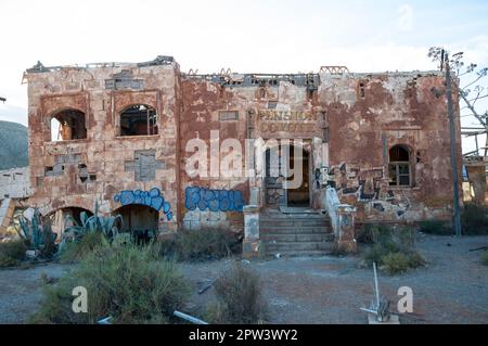 09-22-2022. Almeria, Andalucía, Spanien. Fuerte El Condor. Verlassener Film in der Wüste Almeria Stockfoto