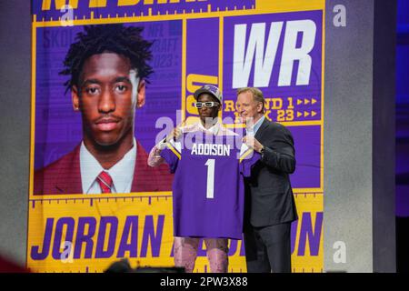 Addison Jordan hält ein zeremonielles Trikot der ersten Runde während des NFL Draft 2023 Thursday Day 1 am 27. April 2023 in der Union Station in Kansas City, MO. (Max Siker / Bild von Sport) Stockfoto