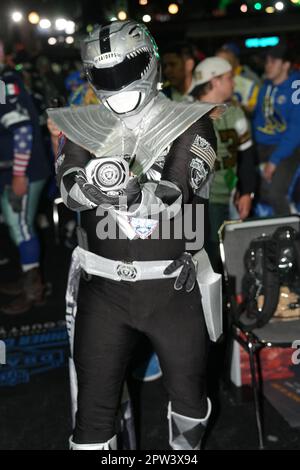 Las Vegas Raiders Fan als Power Ranger posiert für ein Foto während des NFL Draft 2023 Donnerstag Day 1 am 27. April 2023 in der Union Station in Kansas City, MO. (Max Siker / Bild von Sport) Stockfoto