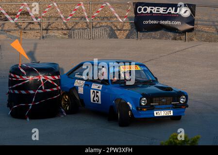 Martin Hodgson tritt gegen einen Ford Escort MkII an, der an der Corbeau Seats Rallye am Meer in Clacton on Sea, Essex, Großbritannien, teilnimmt. Mitfahrer Tony Jones Stockfoto