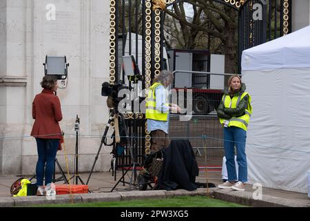 London, Großbritannien. 28. April 2023. Medien im Einkaufszentrum. Es war heute ein geschäftiger Tag in London, da die Vorbereitungen für die Krönung von König Karl III. Gut laufen. Riesige Union Jack und Commonwealth Flags wurden entlang der Mall aufgestellt. Es wurden auch Schranken für Menschenmassen und TV-Ständer installiert. Es ist jetzt etwas mehr als eine Woche bis zur Krönung und London wird mit Touristen und Besuchern sehr voll sein. Kredit: Maureen McLean/Alamy Live News Stockfoto