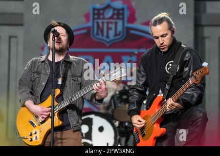 Der Fall Out Boy Lead Sänger Patrick Stump und der Bassist Pete Wentz treten nach dem NFL Draft 2023 Thursday Day 1 während der NFL Concert Series am 27. April 2023 in der Union Station in Kansas City, MO, auf. (Max Siker / Bild von Sport) Stockfoto