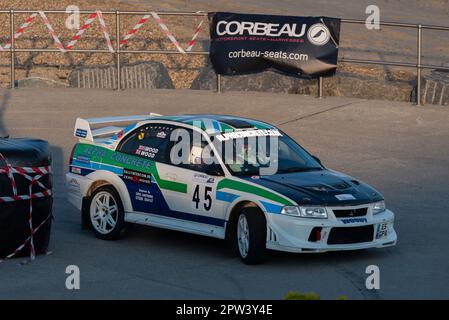 David Wood tritt gegen einen Mitsubishi Evo an, der an der Corbeau Seats Rallye am Meer in Clacton on Sea, Essex, Großbritannien teilnimmt. Mitfahrer Tracy Wood Stockfoto