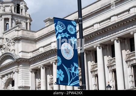 London, Großbritannien. 28. April 2023. Blaue Krönungsbanner wurden überall in Whitehall aufgehängt. Es ist jetzt etwas mehr als eine Woche bis zur Krönung und London wird mit Touristen und Besuchern sehr voll sein. Kredit: Maureen McLean/Alamy Live News Stockfoto
