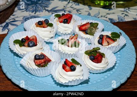 Gesellschaftliche Veranstaltung; Individuelle Präsentation Von Süßigkeiten Und Desserts Für Partygäste Stockfoto