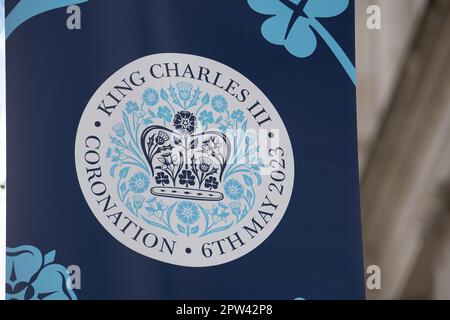 London, Großbritannien. 28. April 2023. Blaue Krönungsbanner wurden überall in Whitehall aufgehängt. Es ist jetzt etwas mehr als eine Woche bis zur Krönung und London wird mit Touristen und Besuchern sehr voll sein. Kredit: Maureen McLean/Alamy Live News Stockfoto