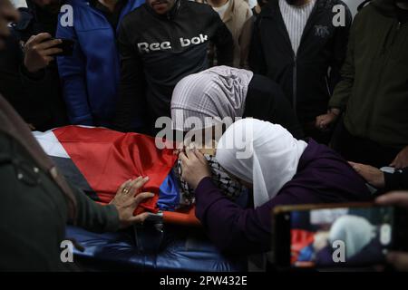 Bethlehem. 28. April 2023. Die Palästinenser trauern am 28. April 2023 in einem Krankenhaus in der Stadt Bethlehem im Westjordanland um den Körper von Omran Al-Sabbah. Der palästinensische Teenager wurde am Freitag von israelischen Soldaten bei Zusammenstößen in dem Dorf Tuqu nahe der Stadt Bethlehem im Westjordanland getötet, wie palästinensische und israelische Quellen sagten. Kredit: Mamoun Wazwaz/Xinhua/Alamy Live News Stockfoto