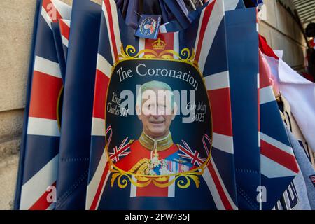 London, Großbritannien. 28. April 2023. Ein Souvenirstand in Whitehall. Es war heute ein geschäftiger Tag in London, da die Vorbereitungen für die Krönung von König Karl III. Gut laufen. Es ist jetzt etwas mehr als eine Woche bis zur Krönung und London wird mit Touristen und Besuchern sehr voll sein. Kredit: Maureen McLean/Alamy Live News Stockfoto