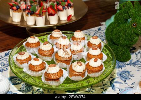 Gesellschaftliche Veranstaltung; Individuelle Präsentation Von Süßigkeiten Und Desserts Für Partygäste Stockfoto