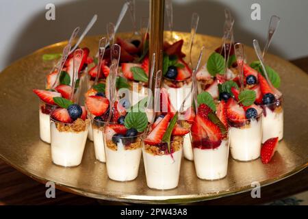 Gesellschaftliche Veranstaltung; Individuelle Präsentation Von Süßigkeiten Und Desserts Für Partygäste Stockfoto