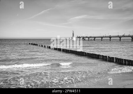 Die Seebrücke in Zingst an der Ostsee, mit einer langen Exposition in schwarz-weiß. Eine Attraktion am Meer in dieser Region Stockfoto