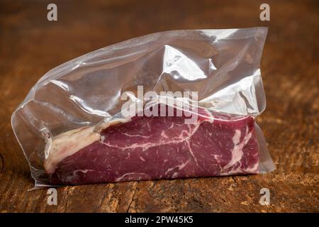 rohes Steak in einem Sous vide Beutel Stockfoto