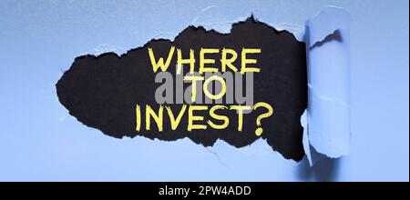 Textschild, das anzeigt, wo man investiert, Geschäftsidee auf der Suche nach guten Geschäftsmöglichkeiten, um Einnahmen zu erzielen Stockfoto
