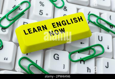 Textunterschrift Präsentation Englisch jetzt lernen, Konzept bedeutet, Kenntnisse und Fertigkeiten der englischen Sprache zu erwerben oder zu erwerben Stockfoto