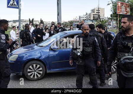 Ost-Jerusalem, Israel. 28. April 2023. Ein palästinensischer Autofahrer, umgeben von israelischen Rechtsaktivisten während der wöchentlichen Demonstration. Eine Demonstration gegen die Räumung der Palästinenser aus ihren Häusern in der Nachbarschaft von Scheich Jarrah im israelisch annektierten Ost-Jerusalem. Kredit: SOPA Images Limited/Alamy Live News Stockfoto