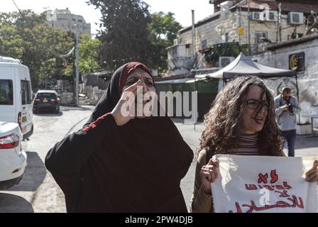 Ost-Jerusalem, Israel. 28. April 2023. Eine palästinensische Frau singt während der wöchentlichen Demonstration Slogans. Eine Demonstration gegen die Räumung der Palästinenser aus ihren Häusern in der Nachbarschaft von Scheich Jarrah im israelisch annektierten Ost-Jerusalem. Kredit: SOPA Images Limited/Alamy Live News Stockfoto