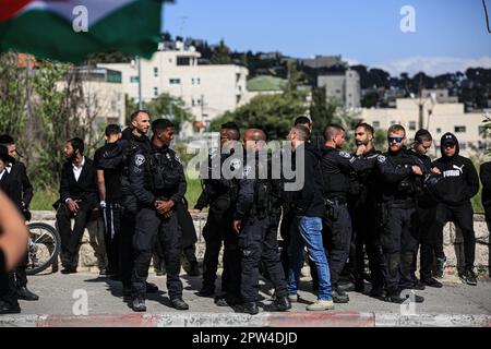 Ost-Jerusalem, Israel. 28. April 2023. Israelische Polizeibeamte sind wachsam, da während der Demonstration Demonstranten gegen die Räumung von Palästinensern aus ihren Häusern in der Nachbarschaft von Scheich Jarrah im israelisch annektierten Ost-Jerusalem marschieren. Kredit: SOPA Images Limited/Alamy Live News Stockfoto