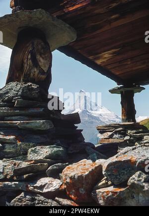 Diese Bilderserie zeigt die Berge in der Nähe des Schweizer Kurorts Zermatt, die hier mit den alten Chalets im Dorf Zmutt in Richtung Matterhorn zu sehen sind Stockfoto