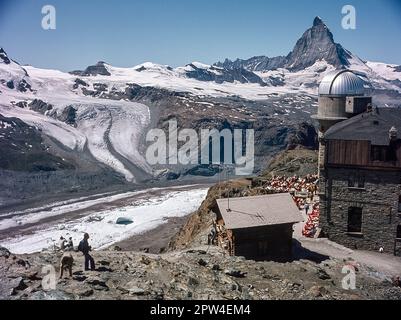 Diese Bilderserie zeigt die Berge in der Nähe des Schweizer Kurorts Zermatt, die hier im Gornergrat Hotel und Observatorium mit Blick auf das Matterhorn zu sehen sind Stockfoto