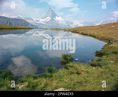 Diese Bilderserie zeigt die Berge in der Nähe des Schweizer Kurorts Zermatt, die hier am Sellisee Alpenteich mit Blick auf das Matterhorn zu sehen sind Stockfoto