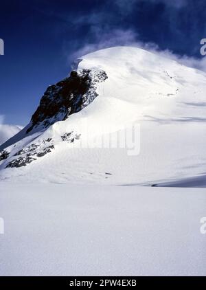 Diese Bilderserie zeigt die Berge in der Nähe des Schweizer Kurorts Zermatt, die hier in Richtung des Breithorn-Berges zu sehen sind Stockfoto