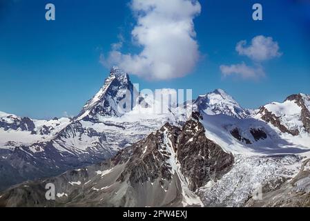 Diese Bilderserie zeigt die Berge in der Nähe des Schweizer Kurorts Zermatt, die hier in Richtung Matterhorn, dem berühmtesten Berg von Zermatts, zu sehen sind Stockfoto