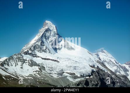 Diese Bilderserie zeigt die Berge in der Nähe des Schweizer Ferienorts Zermatt, die hier in Richtung Zermatts berühmtestem Berg mit klassischem Blick auf die Nordwand des Matterhorns zu sehen sind. Stockfoto