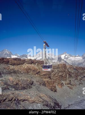 Diese Bilderserie zeigt die Berge in der Nähe des Schweizer Kurorts Zermatt, die hier mit einem der vielen Seilbahnsysteme zu sehen sind Stockfoto