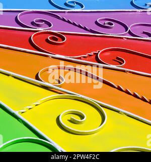 Metall Textur eines Stück farbige Wand mit einem geschmiedeten Muster. Regenbogen Farben Stockfoto
