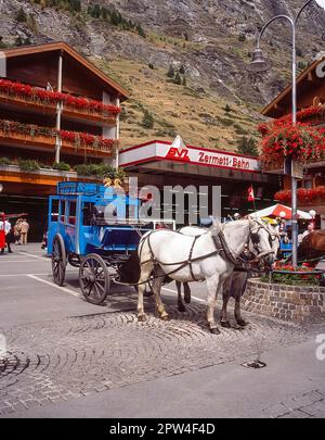 Diese Bilderserie zeigt die Berge in der Nähe des Schweizer Ferienorts Zermatt, die hier mit Straßenszenen von Zermatt zu sehen sind Stockfoto