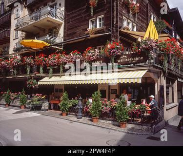 Diese Bilderserie zeigt die Berge in der Nähe des Schweizer Ferienorts Zermatt, die hier mit Straßenszenen von Zermatt zu sehen sind Stockfoto