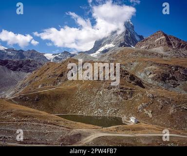 Diese Bilderserie zeigt die Berge in der Nähe des Schweizer Kurorts Zermatt, die hier an der Schwarzsee-Kapelle mit Blick auf das Matterhorn in den Wolken zu sehen sind Stockfoto