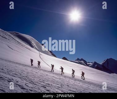 Diese Bilderserie zeigt die Berge in der Nähe des Schweizer Kurorts Zermatt, die hier mit einer Gruppe von Kletterern gesehen werden, die den Aufstieg auf den Breithorn machen Stockfoto