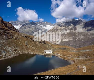 Diese Bilderserie zeigt die Berge in der Nähe des Schweizer Kurorts Zermatt, die hier an der berühmten Kapelle am Schwarzsee mit Blick auf die Gipfel des Obergable Horn zu sehen sind Stockfoto