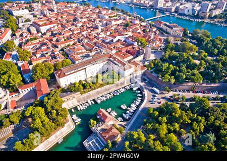 Fosa Hafen und Stadt Zadar historische Halbinsel Luftbild, Dalmatien Region von Kroatien Stockfoto