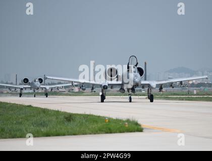 Zwei US-Dollar Air Force A-10C Thunderbolt IIS wurde der 25. Kampfgeschwader, Luftwaffenstützpunkt Osan, Republik Korea, zugewiesen, Taxi auf dem Flugplatz während des Geschäftsjahres 2023 Korea Flying Training in Gwangju ab, ROK, 21. April 2023. KFT 23 ist eine kombinierte Schulungsveranstaltung mit Schwerpunkt auf der taktischen Durchführung von Kampfmissionen zur Aufrechterhaltung der militärischen Einsatzbereitschaft und Teil des jährlichen Routineausbildungsprogramms der ROK-US-Allianz. (USA Air Force Photo von Staff Sgt. Isaiah J. Soliz) Stockfoto