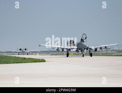 Zwei US-Dollar Air Force A-10C Thunderbolt IIS wurde der 25. Kampfgeschwader, Luftwaffenstützpunkt Osan, Republik Korea, zugewiesen, Taxi auf dem Flugplatz während des Geschäftsjahres 2023 Korea Flying Training in Gwangju ab, ROK, 21. April 2023. KFT 23 ist eine kombinierte Schulungsveranstaltung mit Schwerpunkt auf der taktischen Durchführung von Kampfmissionen zur Aufrechterhaltung der militärischen Einsatzbereitschaft und Teil des jährlichen Routineausbildungsprogramms der ROK-US-Allianz. (USA Air Force Photo von Staff Sgt. Isaiah J. Soliz) Stockfoto