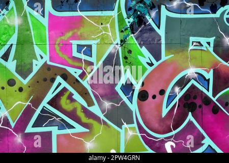 Farbenfroher Hintergrund der Graffiti-Malerei mit hellen Aerosolstreifen an der Metallwand. Alte Straßenkunst aus Sprayfarbe C. Stockfoto
