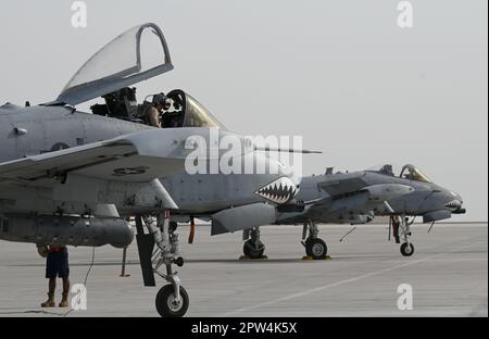 EIN US-AMERIKANISCHER Der Pilot der Luftwaffe, der der 75. Expeditionstruppe zugeteilt wurde, bereitet sich auf das Taxi vor und startet in einem A-10 Thunderbolt II, um eine Mission mit einer Partnernation auf dem Luftwaffenstützpunkt Al Dhafra, Vereinigte Arabische Emirate, am 24. April 2022 durchzuführen. Der Einsatz Von A-10s in der Region bietet neben Kampfflugzeugen zusätzliche Kapazitäten im Nahen Osten. Dieser Einsatz stellt sicher, dass Spezialisten für die Luftunterstützung in der Lage sind, ihre Fähigkeiten in Umgebungen außerhalb der Vereinigten Staaten auszubauen und sicherzustellen, dass Kampfoperationen über die gesamte Truppe hinweg scharf bleiben. (USA Air Force Foto von Tech. Sgt. Alex Fox Echols III Stockfoto