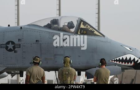 USA Flugzeuge, die der 75. Expeditionstruppe und einem 75. Expeditionstrupp zugeteilt wurden, halten vor dem Taxi an und starten eine 10 Thunderbolt II für eine Mission, die mit einer Partnernation am Luftwaffenstützpunkt Al Dhafra, Vereinigte Arabische Emirate, durchgeführt wurde, am 24. April 2022. Der Einsatz Von A-10s in der Region bietet neben Kampfflugzeugen zusätzliche Kapazitäten im Nahen Osten. Dieser Einsatz stellt sicher, dass Spezialisten für die Luftunterstützung in der Lage sind, ihre Fähigkeiten in Umgebungen außerhalb der Vereinigten Staaten auszubauen und sicherzustellen, dass Kampfoperationen über die gesamte Truppe hinweg scharf bleiben. ( Stockfoto