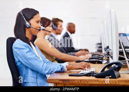 Online 247. Kundendienstmitarbeiter in einem Callcenter Stockfoto