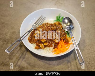 Ein koreanisches Essen, Jajangmyeon oder Nudeln mit fermentierter Sauce aus schwarzen Bohnen Stockfoto