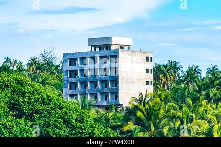 Riesige gigantische Baustelle, die eine Ruinenbaustelle in Zicatela Puerto Escondido Oaxaca Mexiko baut. Stockfoto