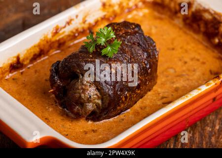 deutscher Fleischroulade in einem Auflauf Stockfoto