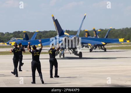USA Navy-Matrosen mit den USA Navy Flight Demonstration Squadron, The Blue Angels, jubeln Sie während einer Demonstrationsübung im Marine Corps Air Station Beaufort, South Carolina, 20. April 2023. Die Blue Angels üben ihre Flugvorführung, um die lokale Gemeinde für die Beaufort Airshow 2023 zusammenzubringen. (USA Marinekorps (Foto: Lance CPL. Kyle Baskin) Stockfoto