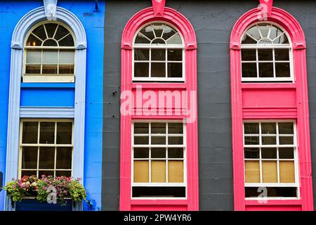 Farbenfrohe Fenster, Fassadendetails in Victoria Street, Altstadt, Edinburgh, Schottland, Großbritannien Stockfoto